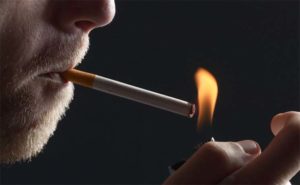 παράβαση της απαγόρευσης καπνίσματος στα αυτοκίνητα όταν επιβαίνουν ανήλικα (κάτω των 12 ετών) προβλέπεται πρόστιμο ύψους 1.500 ευρώ