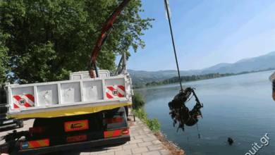 Ανάσυρση βυθισμένου αυτοκινήτου από τη λίμνη της Καστοριάς