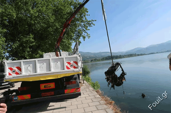 Ανάσυρση βυθισμένου αυτοκινήτου από τη λίμνη της Καστοριάς