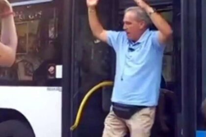 Οδηγός λεωφορείου αφήνει το τιμόνι και... χορεύει τσιφτετέλι στη Ρόδο