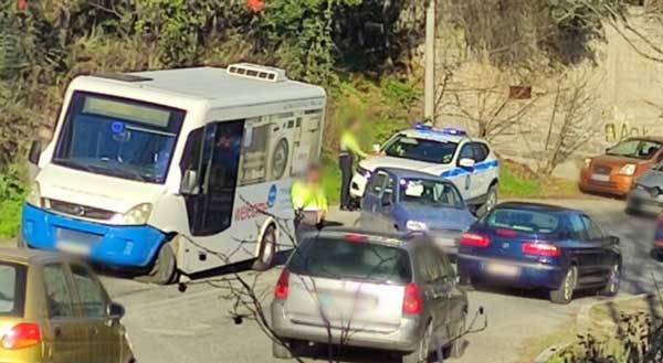Καστοριά: Τροχαίο ατύχημα μεταξύ ενός επιβατικού ΙΧ και ενός αστικού λεωφορείου