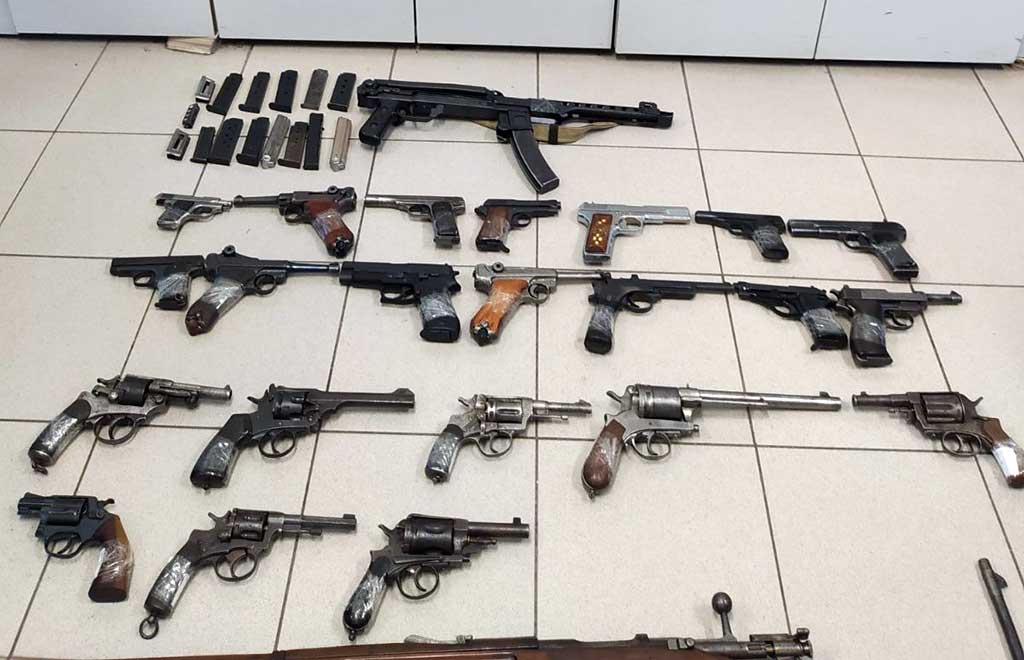 Συνελήφθησαν 14 ημεδαποί στη Φλώρινα, βρέθηκαν και κατασχέθηκαν 2 υποπολυβόλα, 14 πολεμικά τυφέκια, 19 πιστόλια, 17 κυνηγετικά όπλα, 10 περίστροφα, 8 χειροβομβίδες