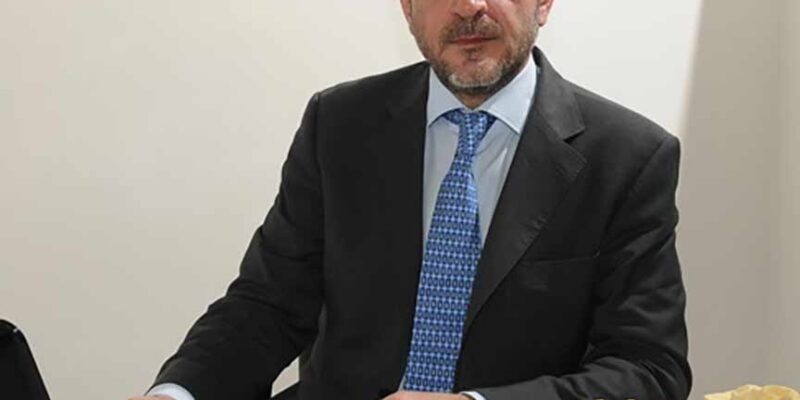 νας ήρως με νυστέρι