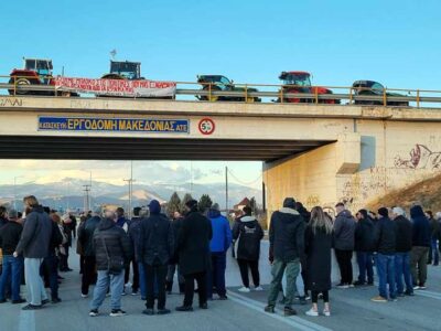 Πραγματοποιήθηκε η σύσκεψη στο μπλόκο στον κόμβο του Φιλώτα και έγινε και συμβολικό κλείσιμο δρόμου