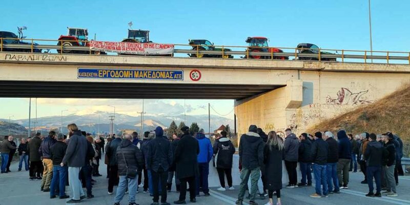 Πραγματοποιήθηκε η σύσκεψη στο μπλόκο στον κόμβο του Φιλώτα και έγινε και συμβολικό κλείσιμο δρόμου