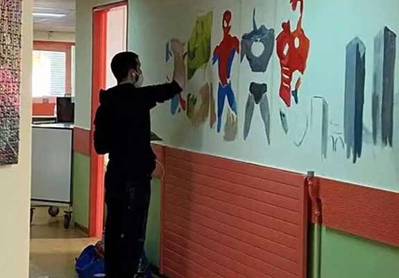 Πτολεμαΐδα: Φοιτητής Καλών Τεχνών διακοσμεί με εντοιχισμένες παραστάσεις την Παιδιατρική κλινική του Μποδοσάκειου Νοσοκομείου