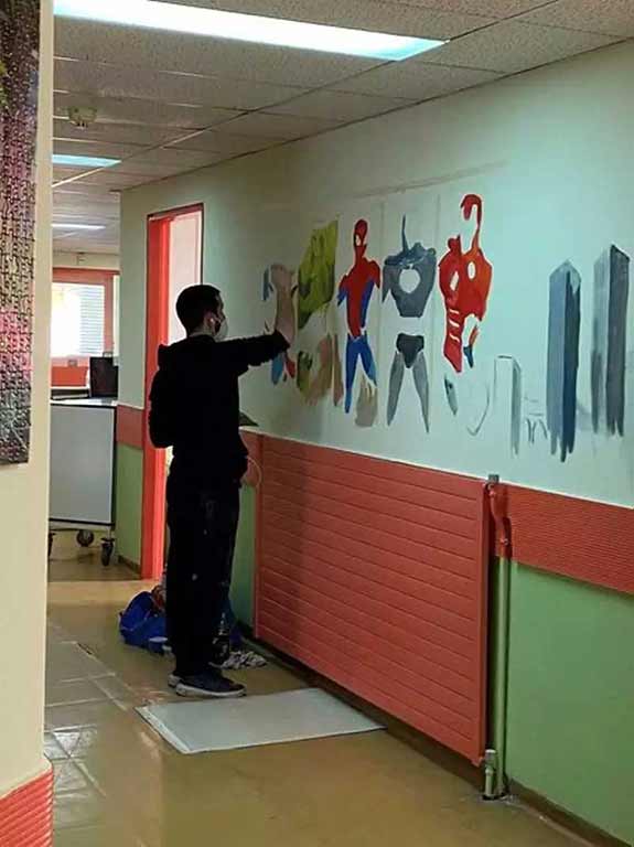 Πτολεμαΐδα: Φοιτητής Καλών Τεχνών διακοσμεί με εντοιχισμένες παραστάσεις την Παιδιατρική κλινική του Μποδοσάκειου Νοσοκομείου