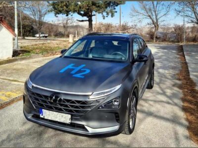 Ο περιφερειάρχης σε ρόλο dealer αυτοκινήτου με υδρογόνο. Αποκριάτικο αστείο ή τραγική πραγματικότητα;