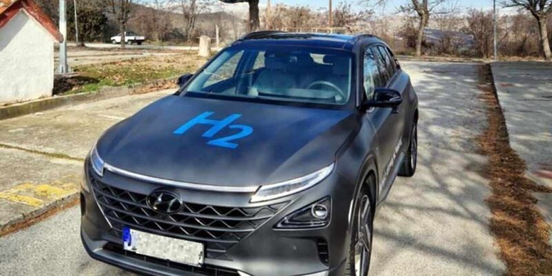Ο περιφερειάρχης σε ρόλο dealer αυτοκινήτου με υδρογόνο. Αποκριάτικο αστείο ή τραγική πραγματικότητα;