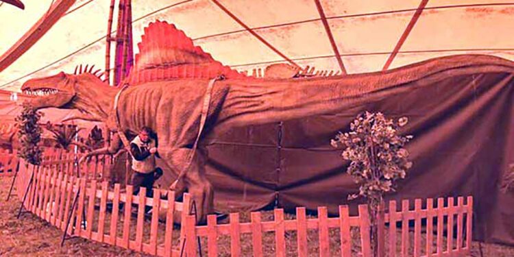Η έκθεση δεινοσαύρων στο πραγματικό τους μέγεθος στην Καστοριά είναι μοναδική