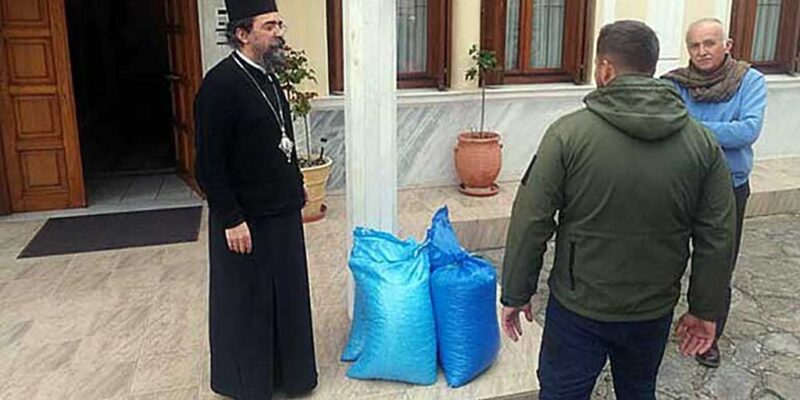 Καστοριά: Νέος αγρότης χάρισε το ένα δέκατο της παραγωγής του στο συσσίτιο της Μητρόπολης