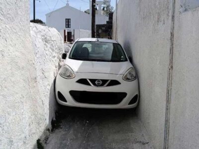 Οδηγός για γέλια και για κλάματα: Σφήνωσε αυτοκίνητο σε δρομάκι στη Σαντορίνη