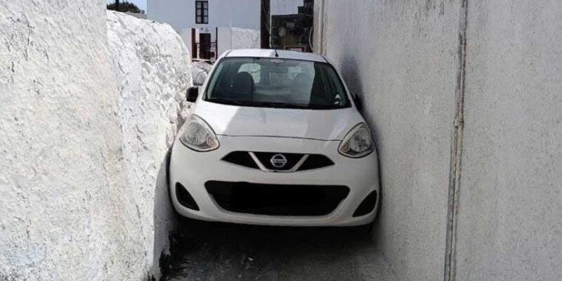 Οδηγός για γέλια και για κλάματα: Σφήνωσε αυτοκίνητο σε δρομάκι στη Σαντορίνη