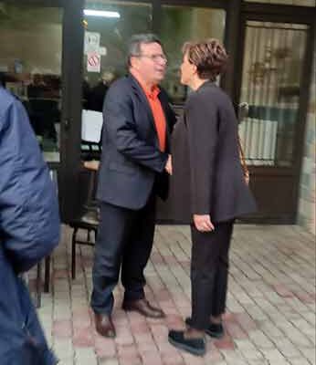 Ο ορθοπεδικός και πρώην βουλευτής ΠΑΣΟΚ-ΚΙΝΑΛ κ. Νίκος Σαμαράς, υποδέχτηκε, την υποψήφια βουλευτή Διαμαντούλα Κρητικού
