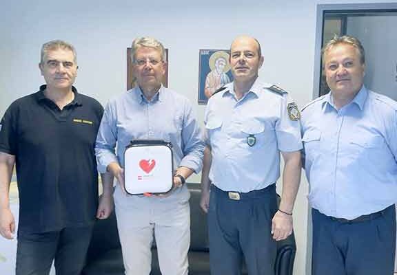 Έναν απινιδωτή στον Μεθοριακό Σταθμό Νίκης παρέδωσε ο Αντιπεριφερειάρχης Π.Ε. Φλώρινας Σωτήρης Βόσδου