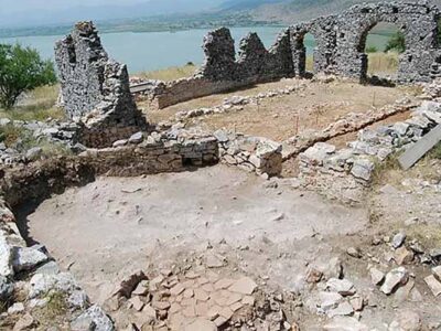 Η άγνωστη βασιλική του 9ου αιώνα που ατενίζει τη λίμνη των Πετρών στη Φλώρινα