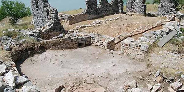 Η άγνωστη βασιλική του 9ου αιώνα που ατενίζει τη λίμνη των Πετρών στη Φλώρινα