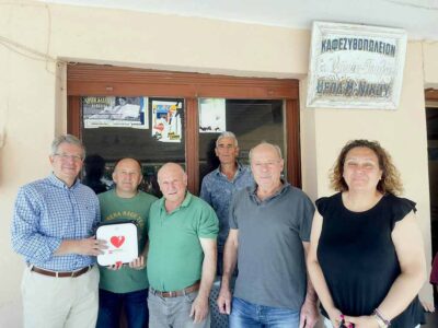 Παράδοση απινιδωτή στην Κοινότητα Αχλάδας από τον Αντιπεριφερειάρχη Φλώρινας Σωτήρη Βόσδου