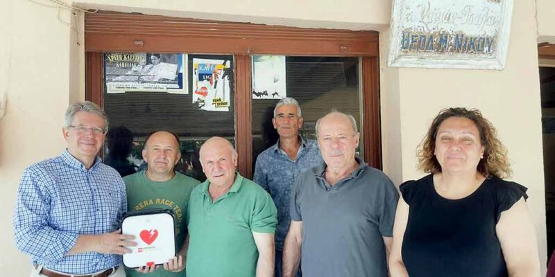 Παράδοση απινιδωτή στην Κοινότητα Αχλάδας από τον Αντιπεριφερειάρχη Φλώρινας Σωτήρη Βόσδου