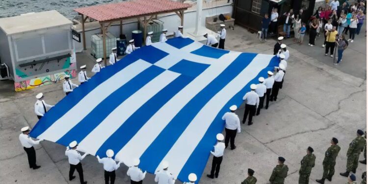 8η Οκτωβρίου – Χίος: Υψώθηκε μία τεράστια ελληνική σημαία