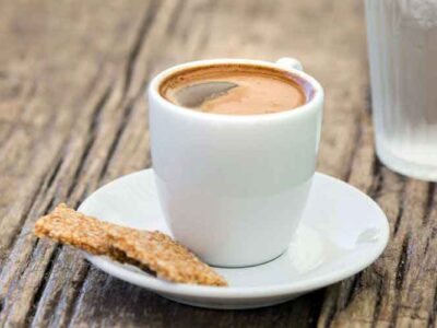 Καταργήθηκε το προστατευτικό 1 μέτρο και 30 πόντους στον υπαίθριο χώρο καπνιζόντων στην Εστίαση