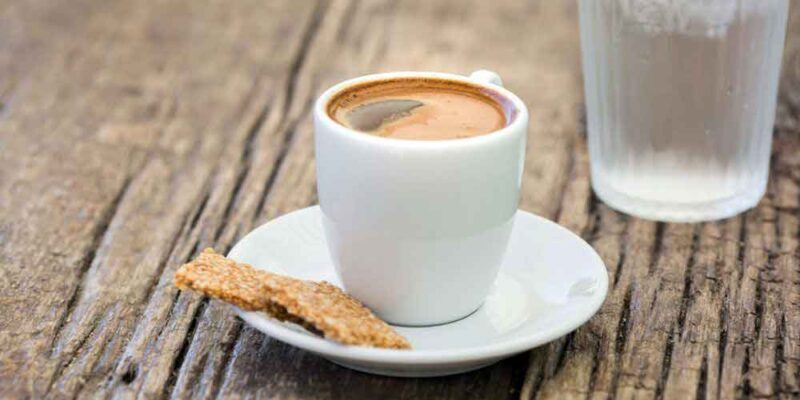 Καταργήθηκε το προστατευτικό 1 μέτρο και 30 πόντους στον υπαίθριο χώρο καπνιζόντων στην Εστίαση
