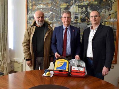 Παράδοση απινιδωτή από την Π.Ε. Φλώρινας στο Χιονοδρομικό Κέντρο Βίγλας Πισοδερίου