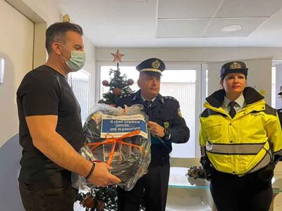 Δωρεά παιδικού καθίσματος από την Τροχαία Κοζάνης στο πρώτο αγοράκι του έτους