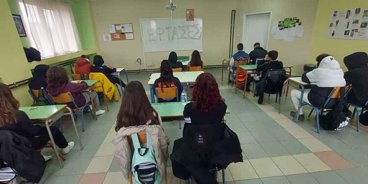Το δικό τους μήνυμα για τα θύματα των Τεμπών έστειλαν σήμερα οι μαθητές της Α' τάξης λυκείου του ΓΕΛ Αμυνταίου