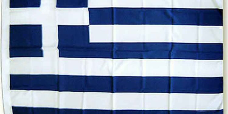 Χαλκίδα: Δικηγόρος κατέβασε την ελληνική σημαία έξω από τα δικαστήρια και κρέμασε καλσόν