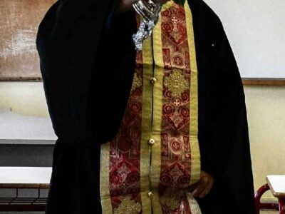 Ιερέας ξυλοκόπησε την εν διαστάσει σύζυγο και αστυνομικούς στη δίκη για την επιμέλεια των παιδιών τους