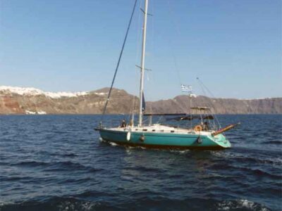 Ζήστε μια πρωτόγνωρη ταξιδιωτική εμπειρία με σκάφος στην Σαντορίνη