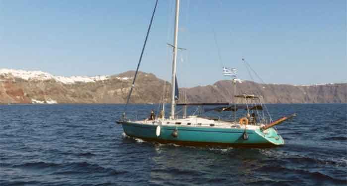 Ζήστε μια πρωτόγνωρη ταξιδιωτική εμπειρία με σκάφος στην Σαντορίνη