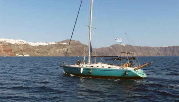 Ζήστε μια πρωτόγνωρη ταξιδιωτική εμπειρία με σκάφος στην Σαντορίνη