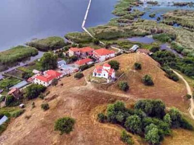 Άγιος Αχίλλειος: To γραφικό νησάκι στη λίμνη της Μικρής Πρέσπας