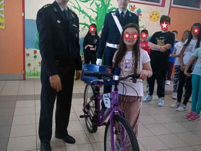 Απονομή ποδηλάτου σε μαθήτρια, του Δημοτικού Σχολείου Άνω Καλλινίκης, στο πλαίσιο Δράσεων για την οδική ασφάλεια