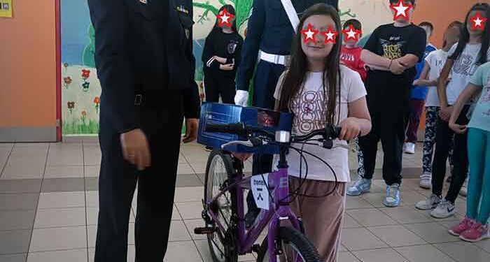 Απονομή ποδηλάτου σε μαθήτρια, του Δημοτικού Σχολείου Άνω Καλλινίκης, στο πλαίσιο Δράσεων για την οδική ασφάλεια