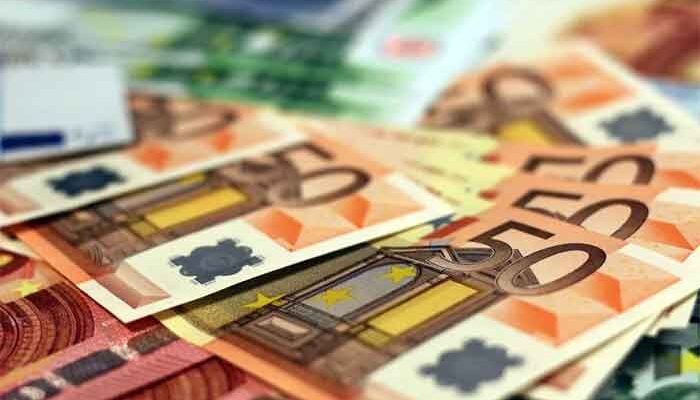 Πτολεμαΐδα: Ηλικιωμένη πέταξε σε απατεώνες από το μπαλκόνι της 20.000 ευρώ