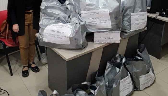 Παράδοση ρούχων από το φιλανθρωπικό κατάστημα της Ιεράς Μητροπόλεως Φλωρίνης, Πρεσπών και Εορδαίας 1 Παράδοση ρούχων από το φιλανθρωπικό κατάστημα της Ιεράς Μητροπόλεως Φλωρίνης, Πρεσπών και Εορδαίας