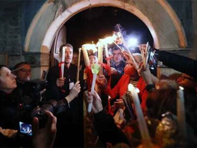 «Χριστός Ανέστη»: Με λαμπρότητα και κατάνυξη γιορτάστηκε η Ανάσταση σε κάθε γωνιά της χώρας