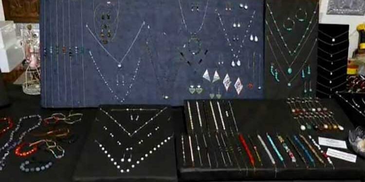 Φλώρινα: Καθηγητής στο ΕΠΑΛ δημιουργεί τα δικά του κοσμήματα