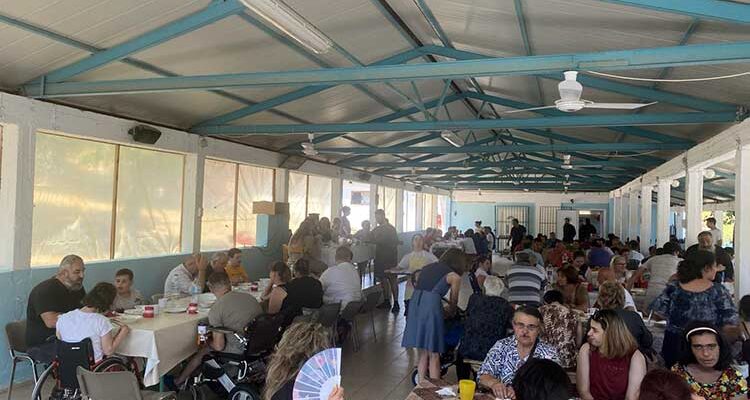 Υποδοχή και γεύμα ατόμων με αναπηρία Φλώρινας στις Κατασκηνώσεις της Ιεράς Μητροπόλεως Φλωρίνης, Πρεσπών και Εορδαίας