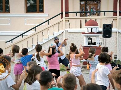 Γέλιο, κέφι και χαρά στον προαύλιο χώρο του Παλαιού Α' Δημοτικού Σχολείου Αμυνταίου
