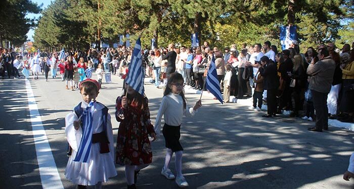 πλούσιο φωτορεπόρταζ στο Αμυνταιο, με τη σημερινή μαθητική παρέλαση, για την εθνική επέτειο της 28ης Οκτωβρίου 1940.