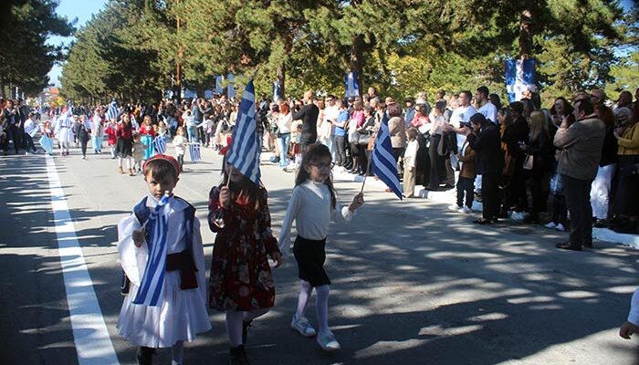 πλούσιο φωτορεπόρταζ στο Αμυνταιο, με τη σημερινή μαθητική παρέλαση, για την εθνική επέτειο της 28ης Οκτωβρίου 1940.