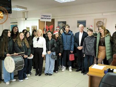 Χριστουγεννιάτικα Κάλαντα στον Δήμαρχο Αμυνταίου από μαθητές