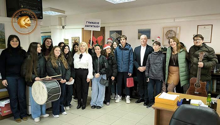 Χριστουγεννιάτικα Κάλαντα στον Δήμαρχο Αμυνταίου από μαθητές
