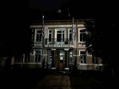 Σβηστά τα φώτα του Δημαρχείου Φλώρινας στη μνήμη των θυμάτων των Τεμπών