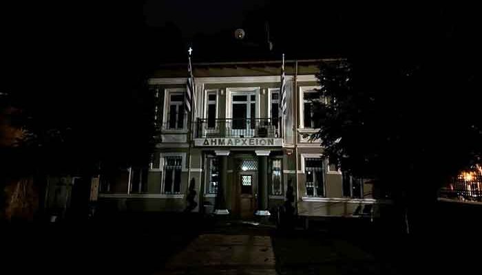 Σβηστά τα φώτα του Δημαρχείου Φλώρινας στη μνήμη των θυμάτων των Τεμπών