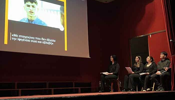 Εκδήλωση από το θεατρικό εργαστήρι εφήβων της Στέγης Γραμμάτων και Τεχνών Αμυνταιου για τα θύματα των Τεμπων